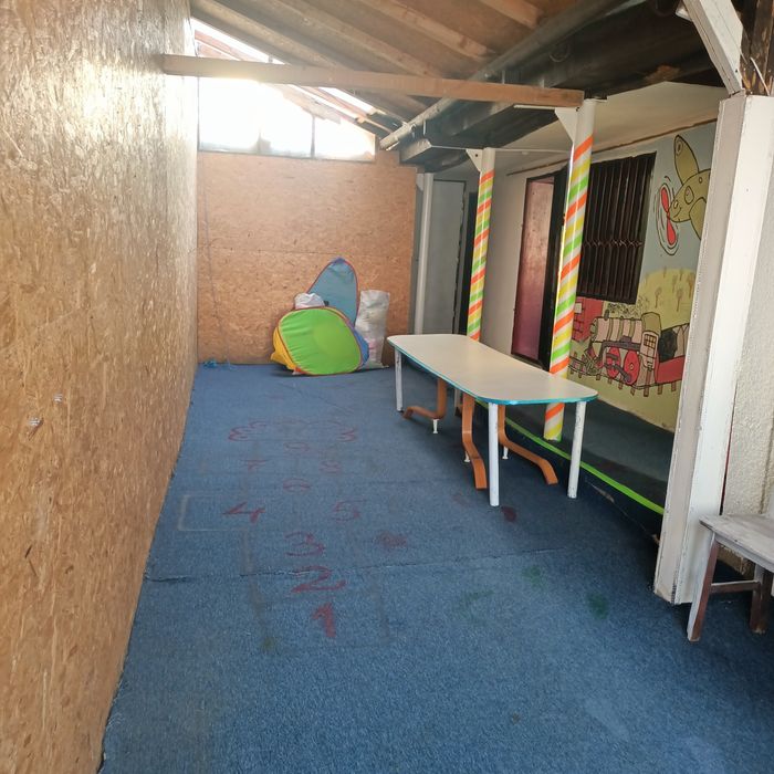 Închiriez spațiu comercial casa,doua camere,baie și terasa acoperita .