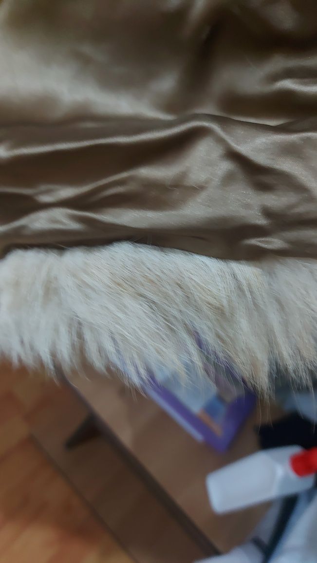 Haină blană naturală nu sintetică culoare un maro deschis ,în anumite