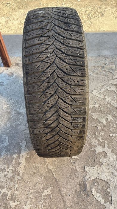 Шины зимние 215/60/ R17 шипованные.