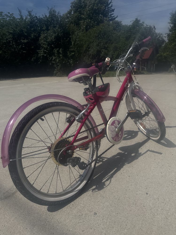 Bicicleta roz pentru fetițe