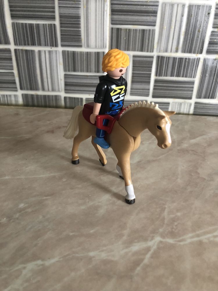 Vand trei seturi PLAYMOBIL SIGILATE plus inca ceva separat