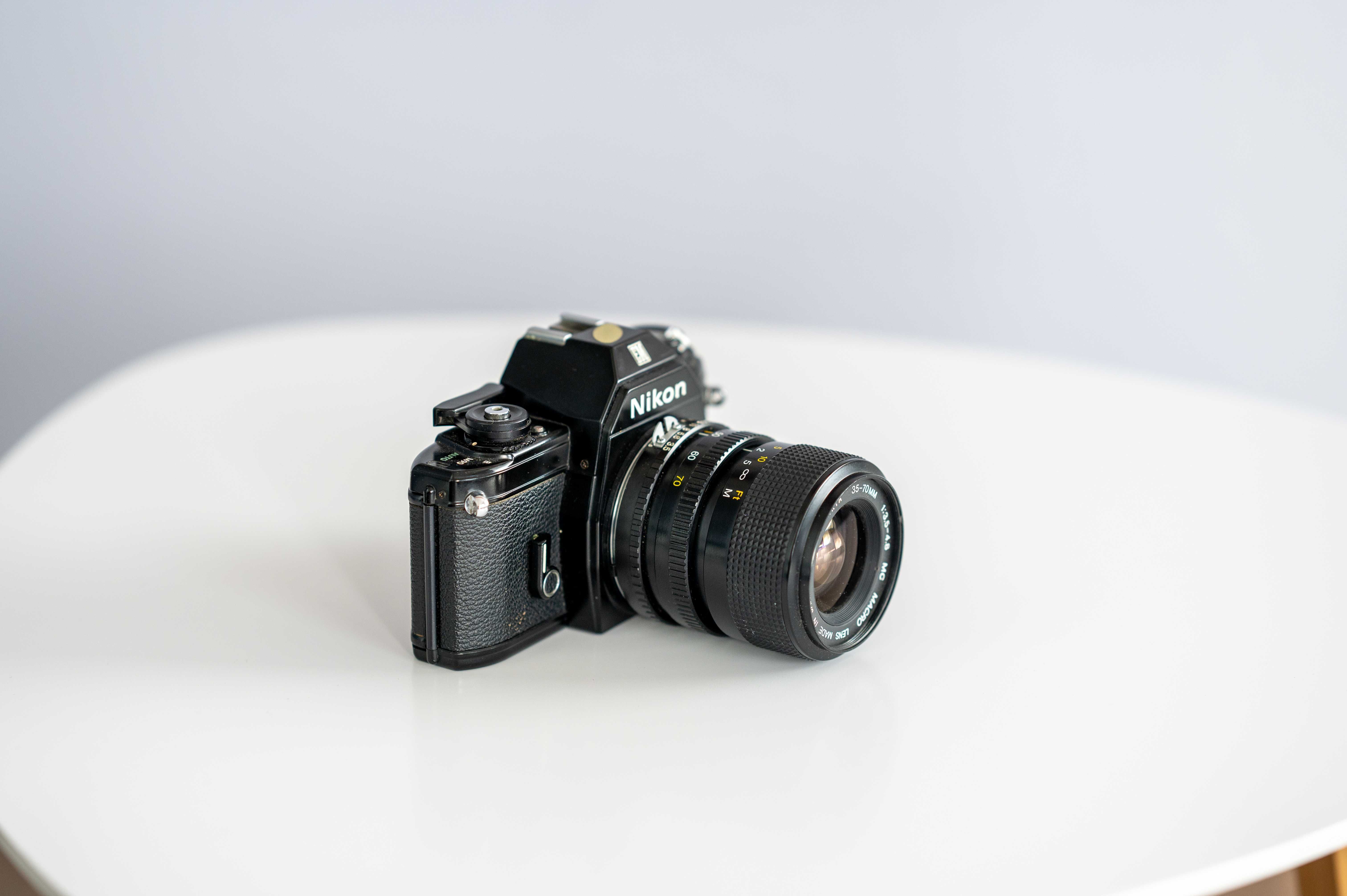 Nikon EM + EXACTA 35-70mm + Светкавица + Ремък