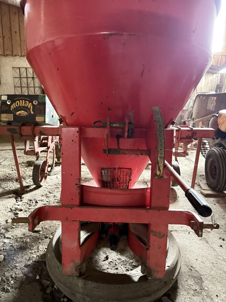 MIG - Imprastiat Azot - Distribuitor Ingrasamant 300/600 l - Amazone