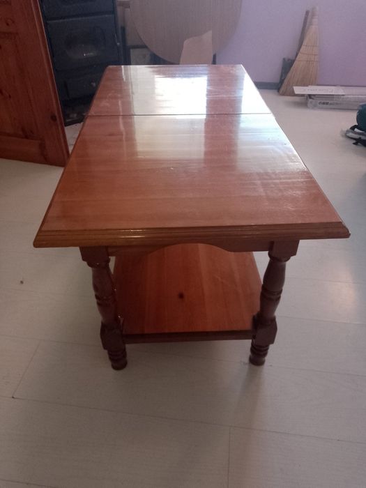 Дървена холна маса