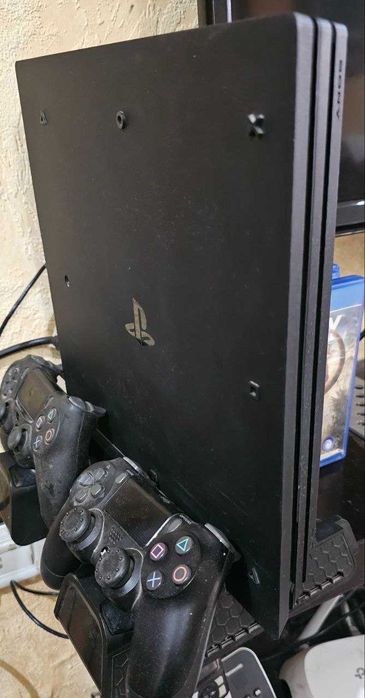 Продается игровая  приставка PS 4 PRO       1 trb