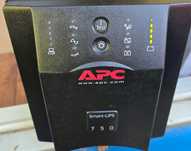 UPS APC 750VA Stand Alone SUA750I

Prezinta cateva zgarieturi, are cel