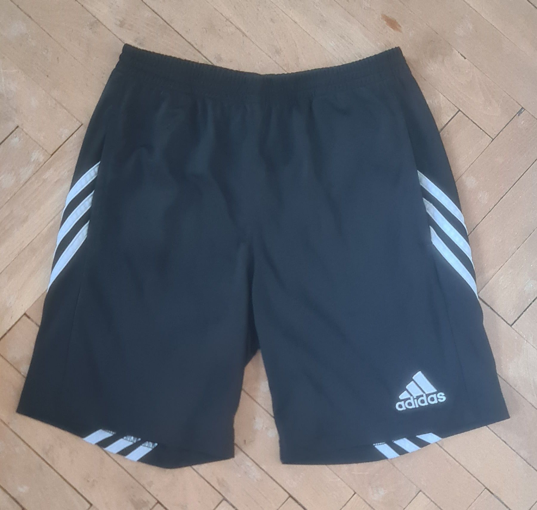 Къси панталони на Adidas