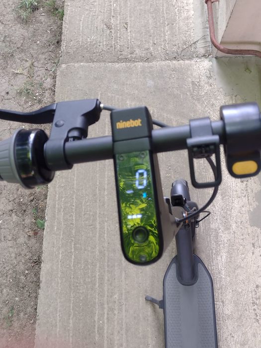 Vând trotineta electrica Isen X9 plus cu motor defect 

*)Trotinet