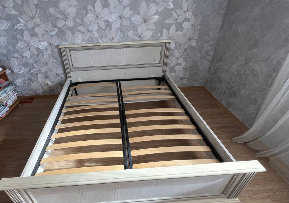 Продам двуспальную кровать без матраса