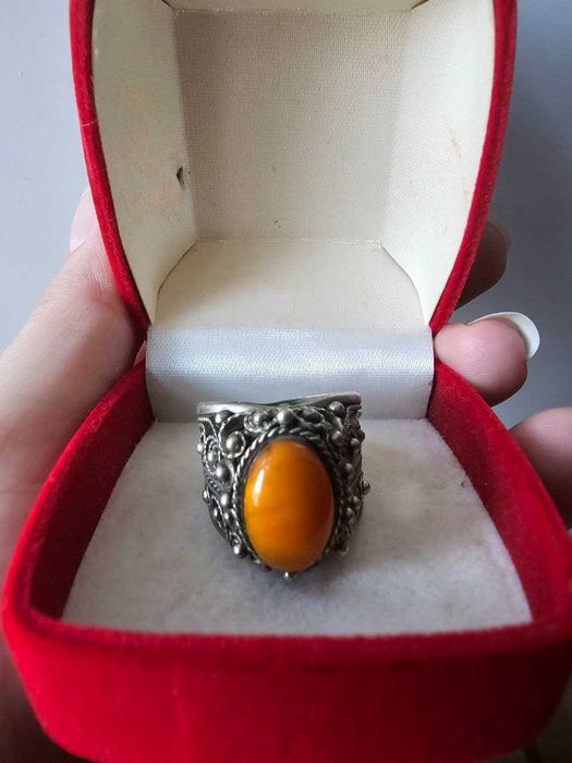 Перстень с янтарем.