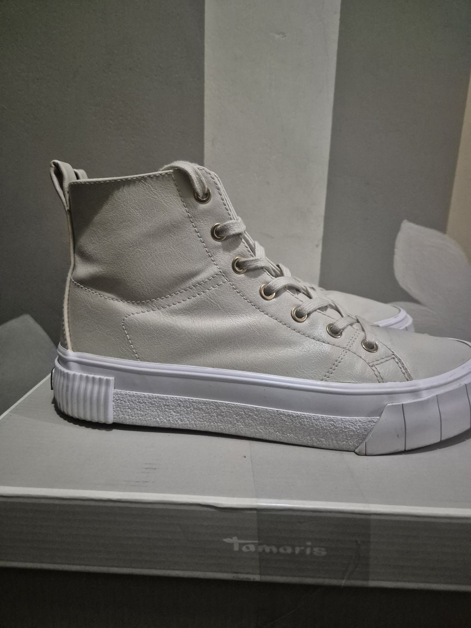 Бежови кецове Tamaris No40