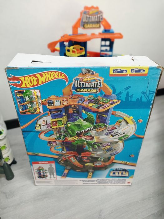 Hot Wheels Сити Невообразимый гараж с тиранозавром GJL14, пластик, мул