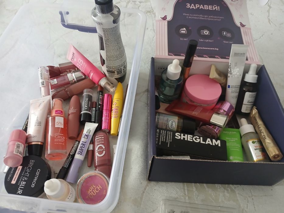 2 кутии с козметика