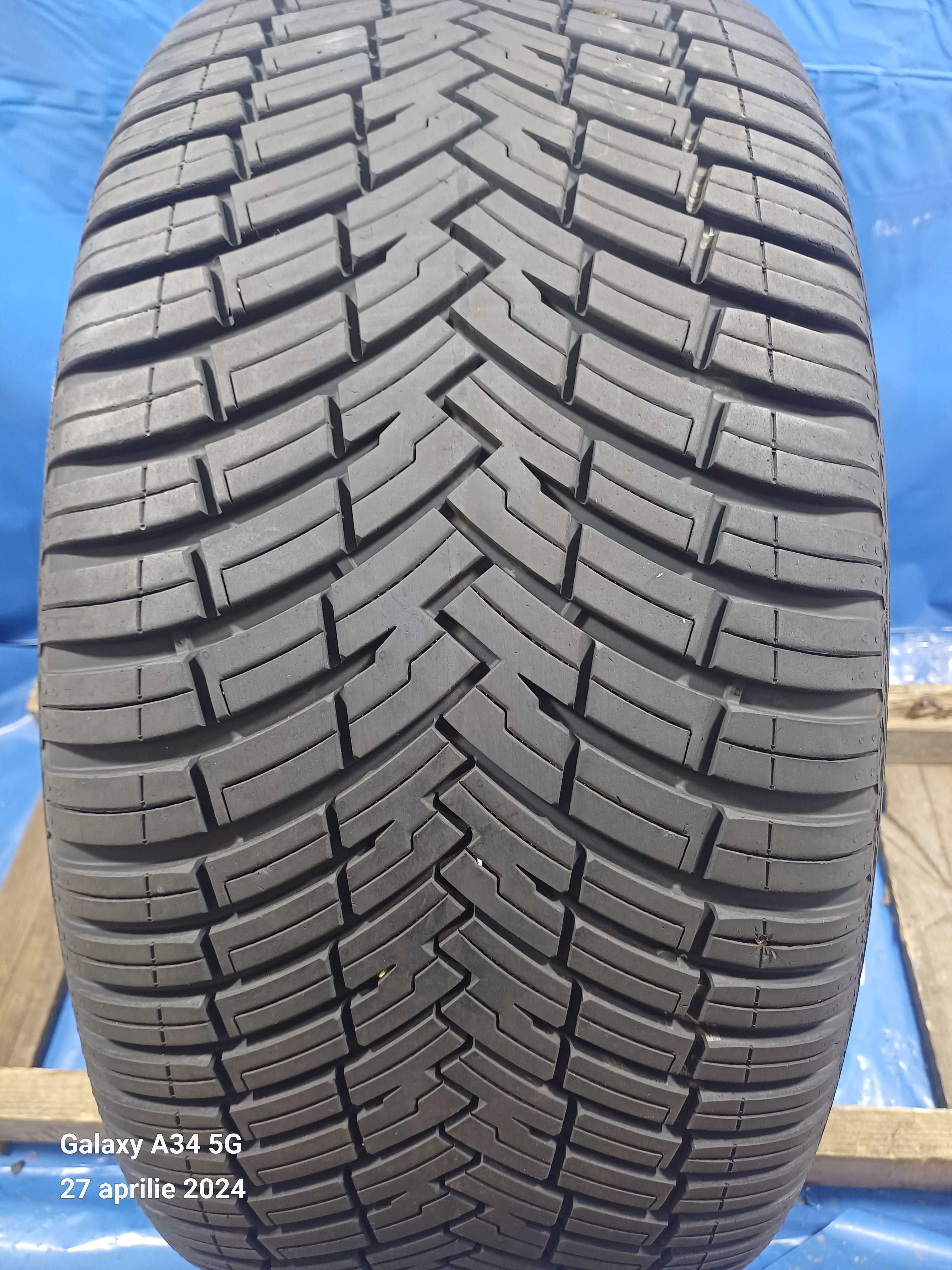 O Anvelopa Allsezon 275/40/20 Pirelli