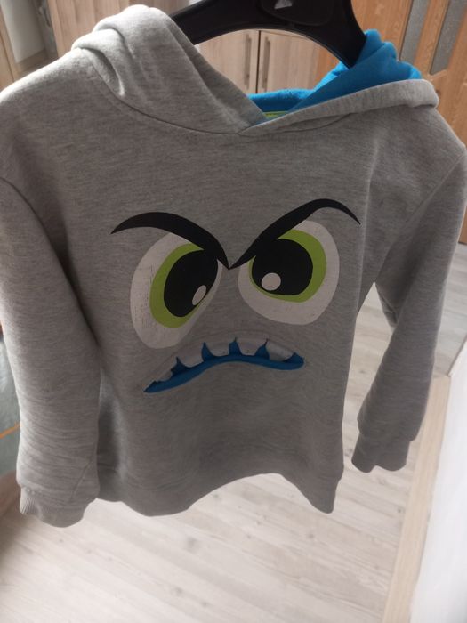 Vând bluzița de baieti mărimea 7-8 ani