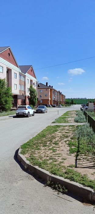 Продам квартиру Нурсити 1мкр напротив роддома 2комнатный 3этажный дом