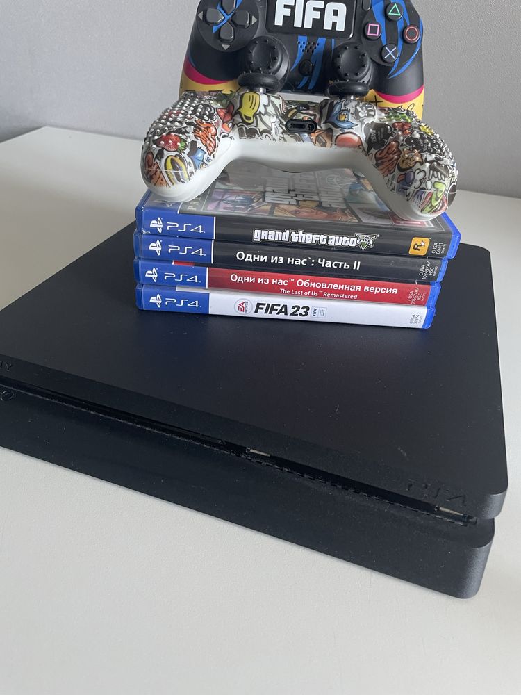 Продам PS4 в идеальном состоянии!