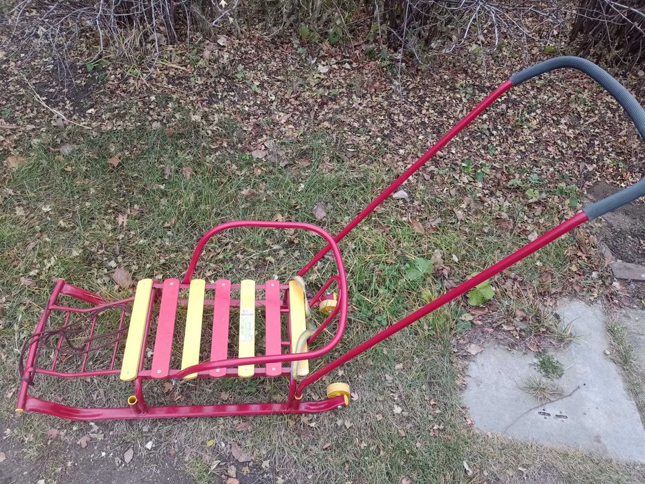 Санки детские с колёсиками в хорошем состоянии.