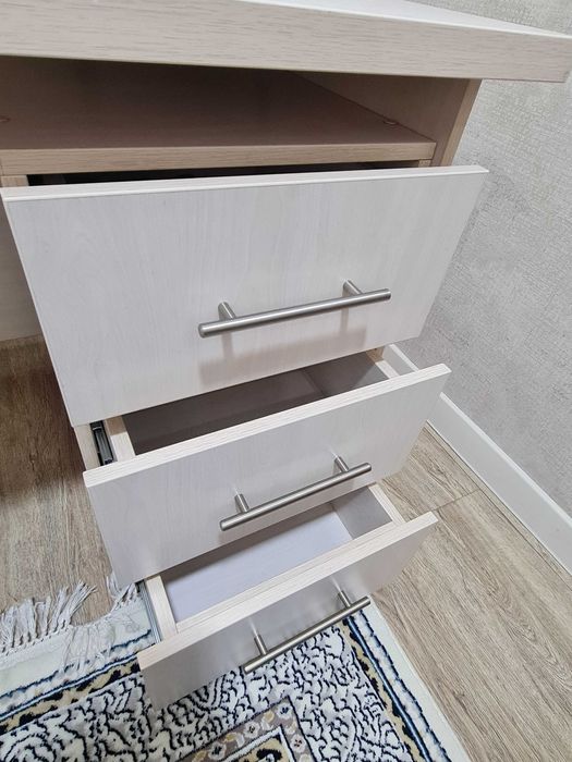 Продаётся стол, тумба и кресло