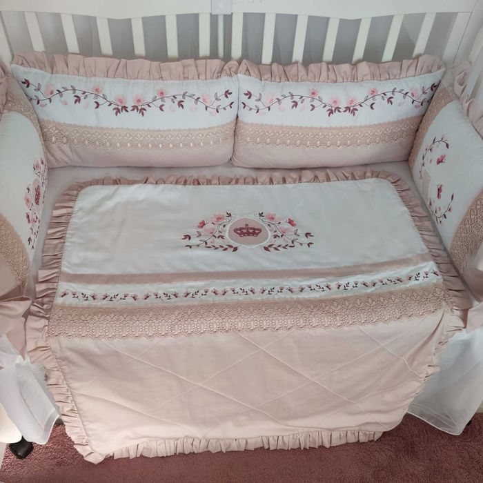 Луксозен бебешки спален комплект за момиче с обиколник + подарък