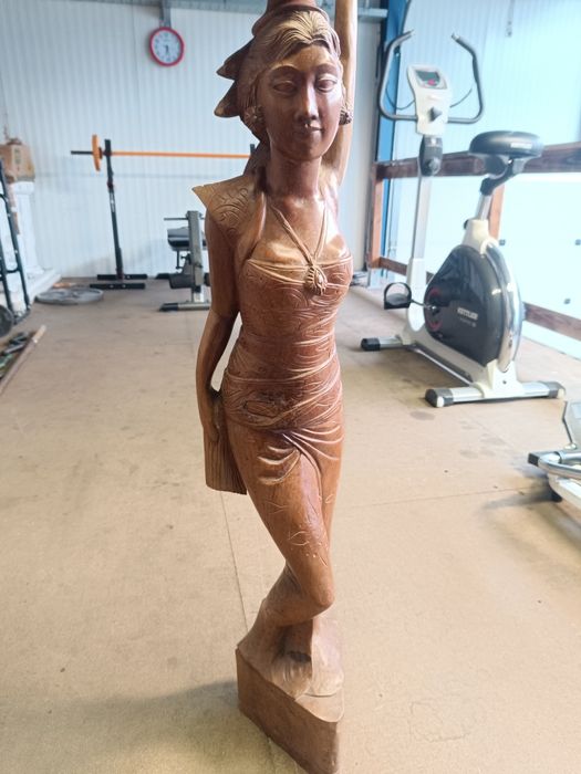 Голяма дървена статуетка от масивно дърво!