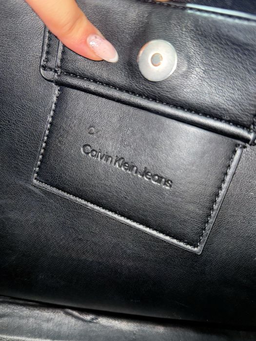 Чаната от естествена кожа CALVIN KLEIN