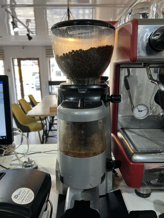 Продам кофемашину почти новый все работает