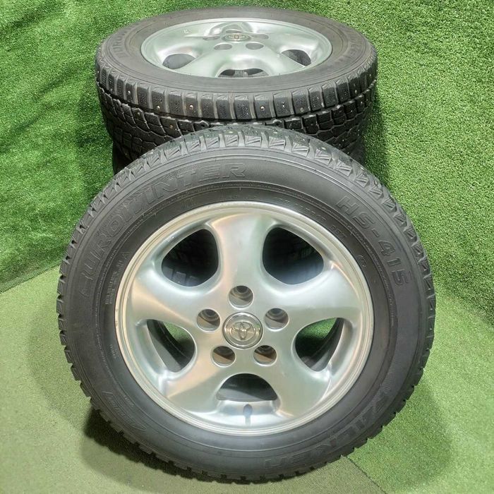 Продам Зимние шипованные шины с дисками 195/65 R15 Оригинал Toyota