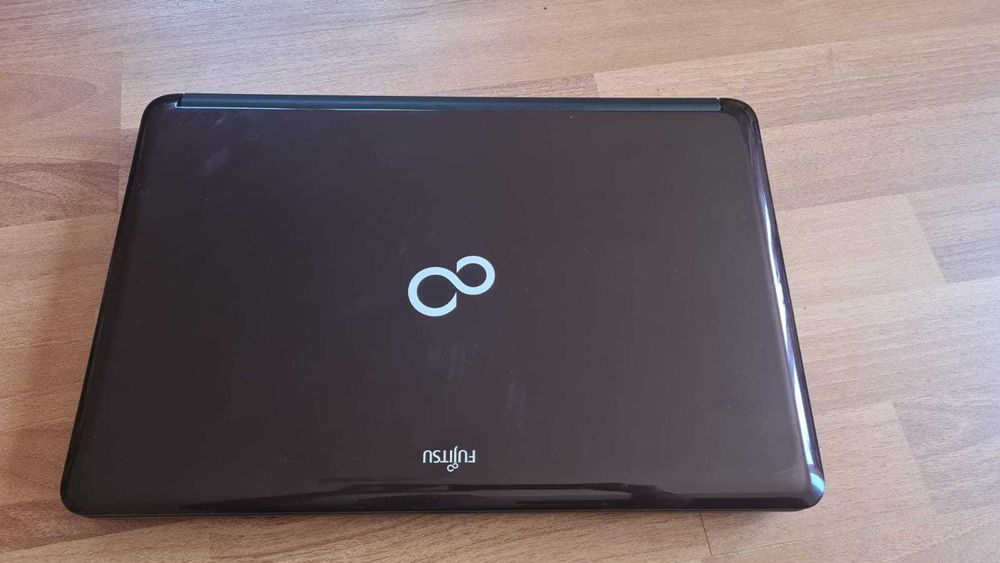 Vand laptop fujitsu siemens intel core i3 8gb ram hdd 320