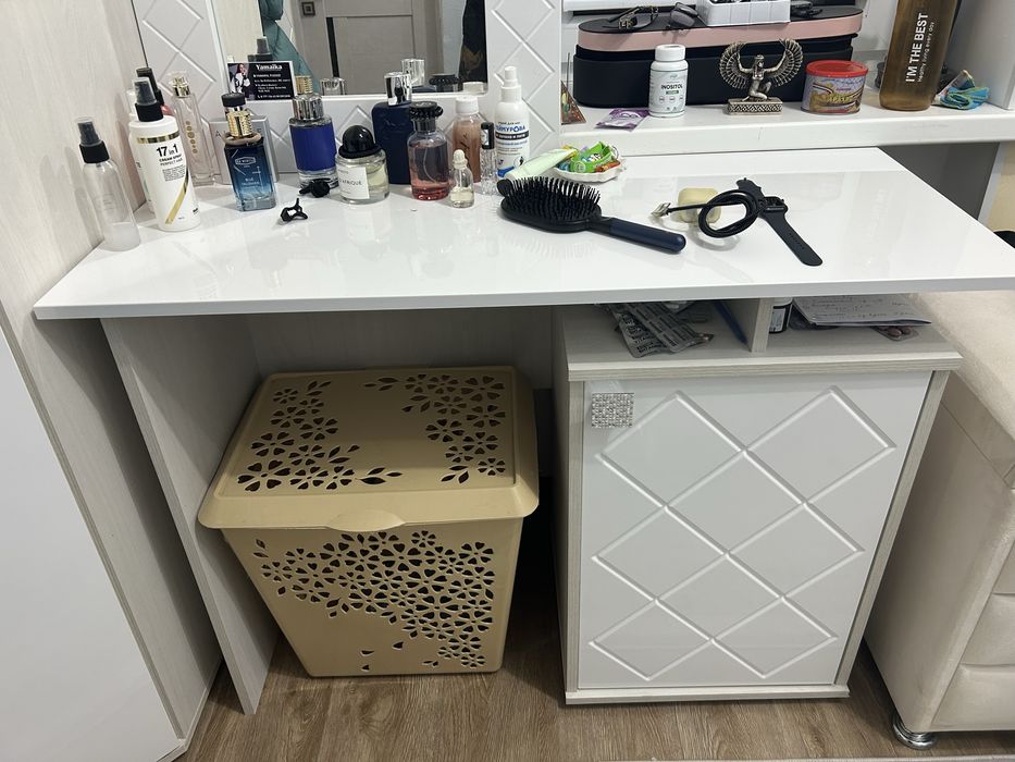 Продам столик для макияжа (туалетный столик)