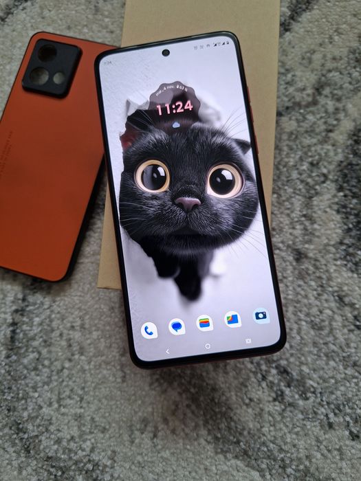 Motorola G84 5G Pantone Viva Magenta