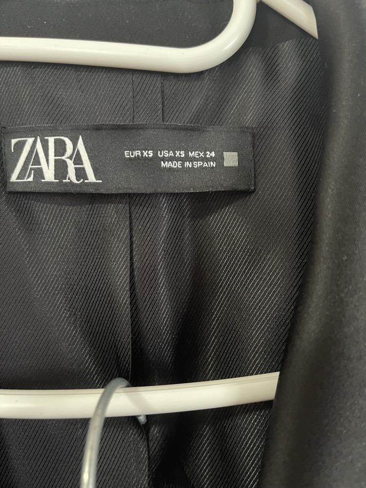 Costum elegant Zara stare impecabila