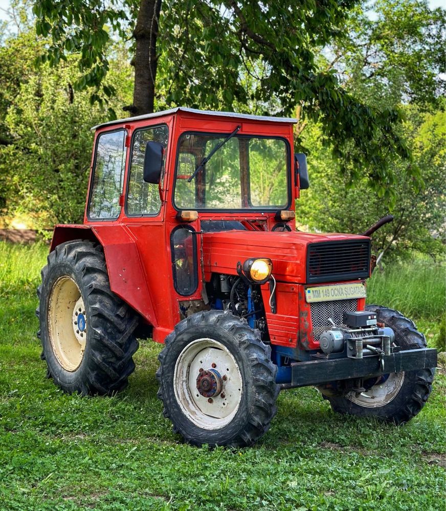 Tractor U 445.