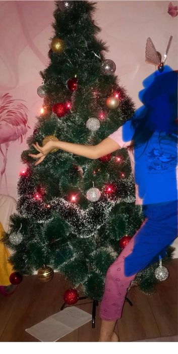 Отдам бесплатно елку новогоднюю( искусственная) сосна.