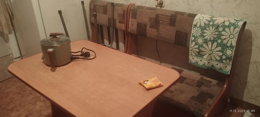 Стол с угловым диваном