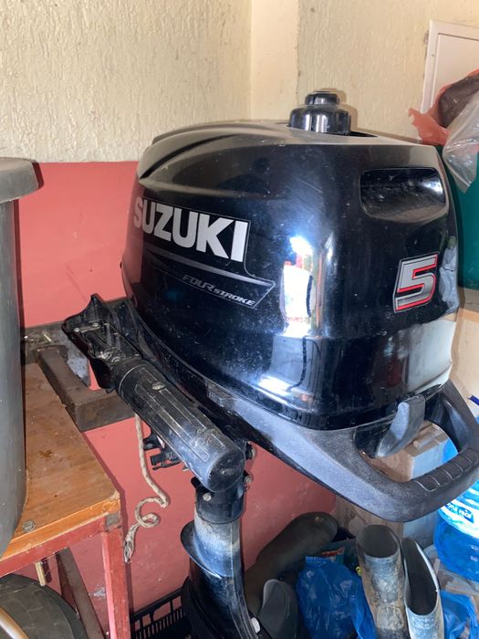 Barcă de pescuit cu motor și sonar