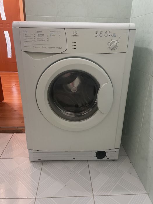 Пстиральная машинка indesit Б/У . В рабочем состоянии