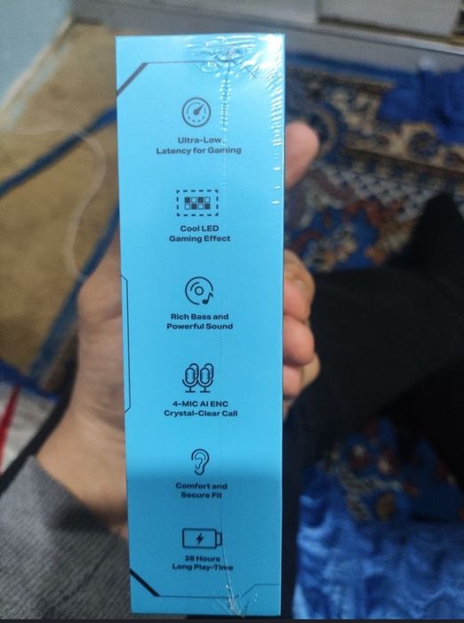 Обменяю абсолютно новые наушники на смарт часы