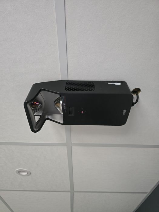 Късофокусен проектор за домашно кино LG