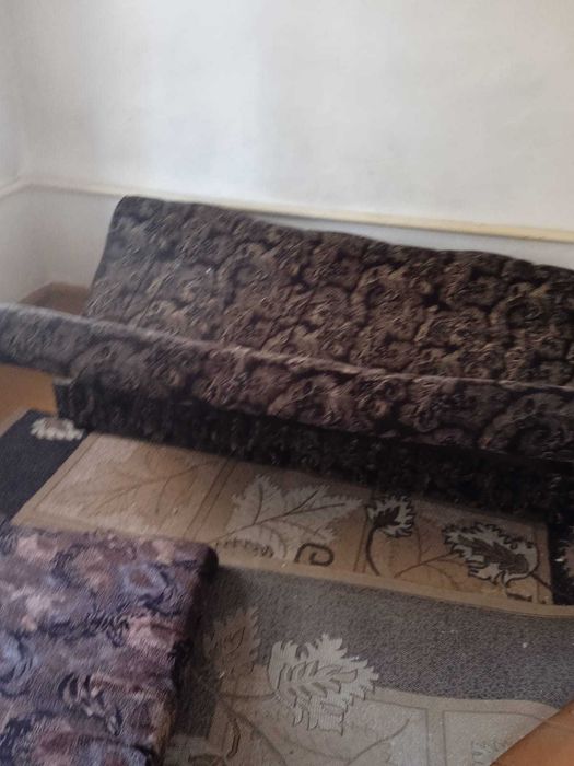 бесплатно диван , тумбочку, 2 кресла