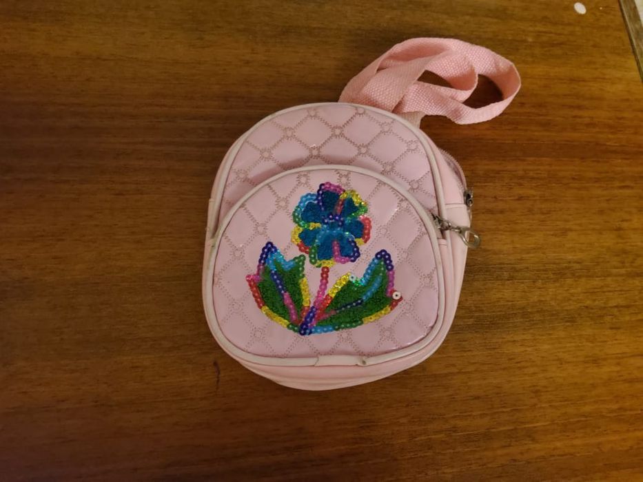 Продам рюкзак для девочек.