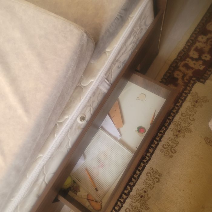 Кровать односпальная  в хорошем состоянии вместе с 2мя матрсами