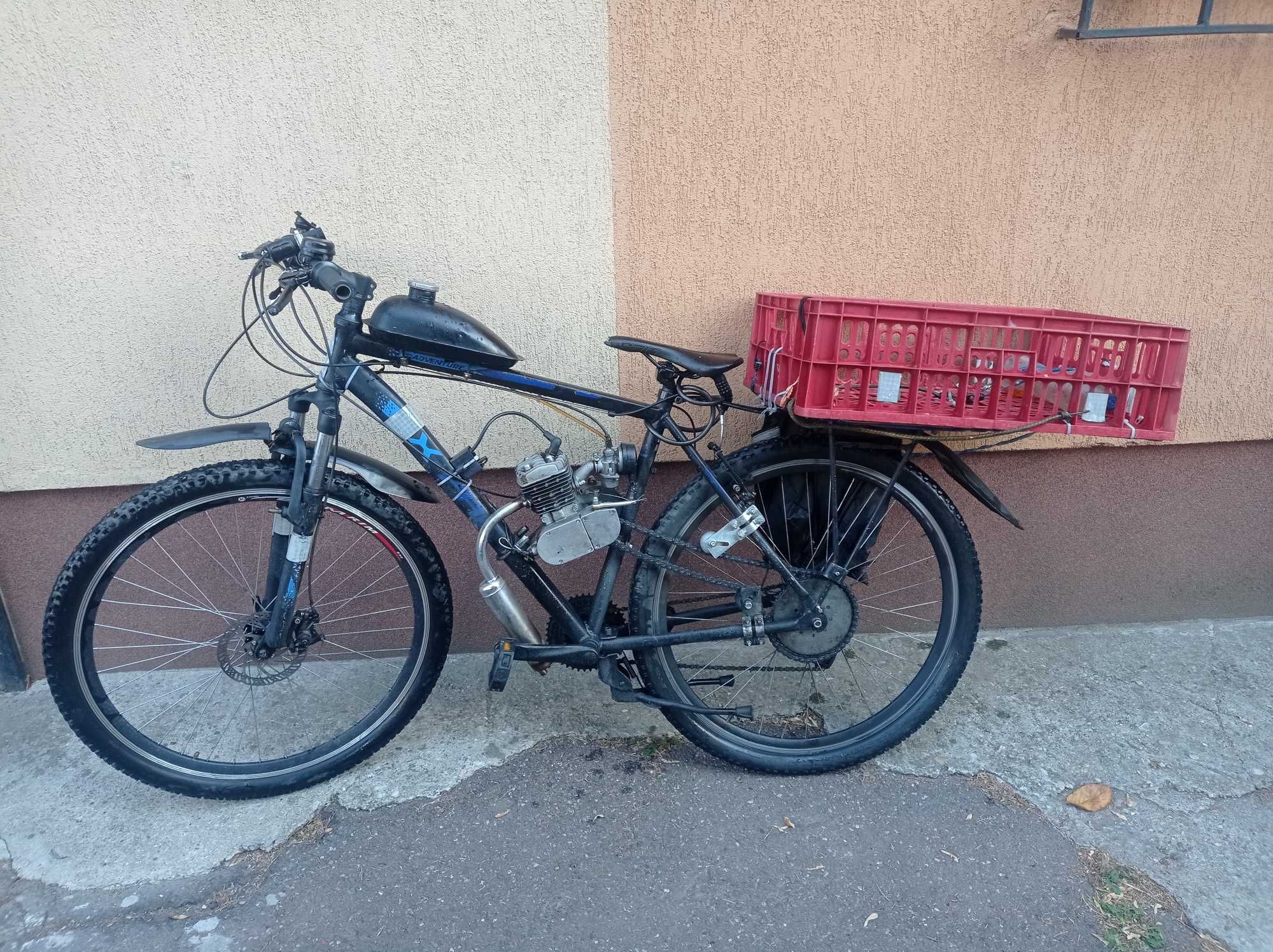 bicicleta cu motor pe benzina