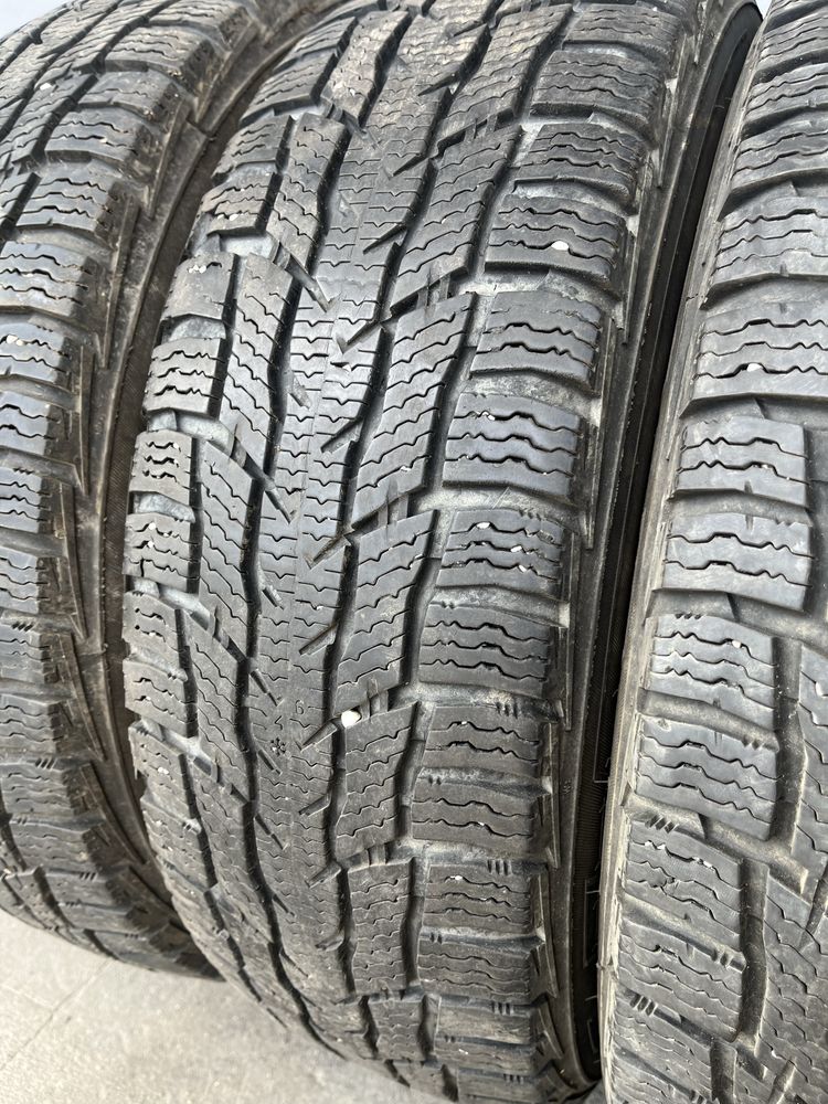 4 бр. гуми за бус 205/75/16C Nokian DOT 1419/2518 2x8 mm 2x6,5 mm