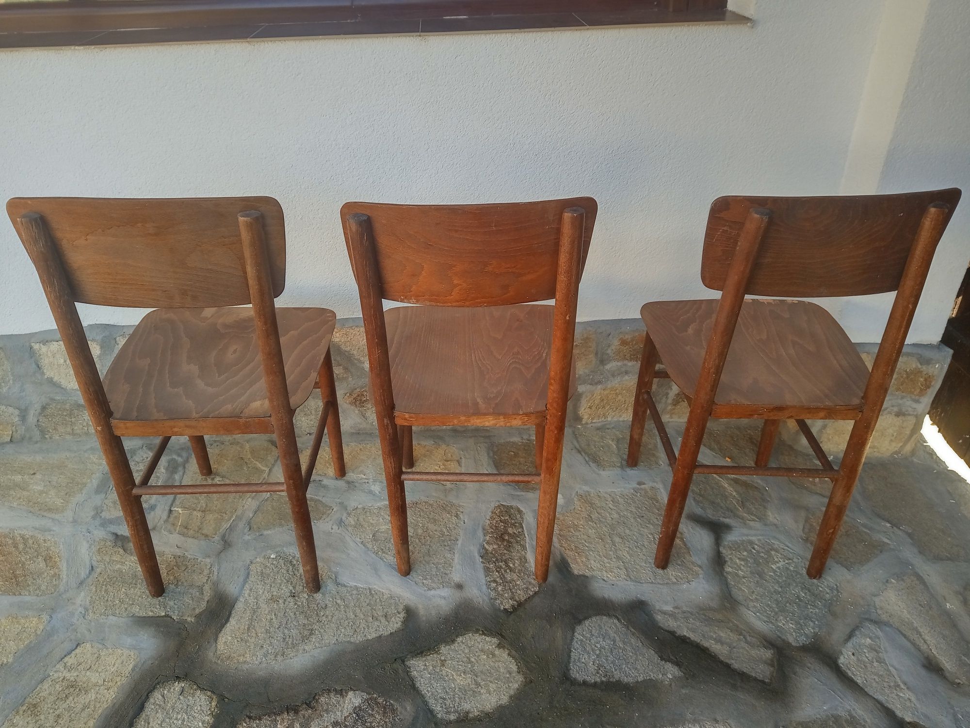 Стара маса( малка). Ретро дървени столове.
