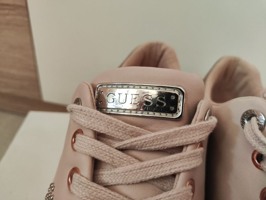 Оригинални маратонки кецове Guess В отлично състояние. 36 номер. С кут