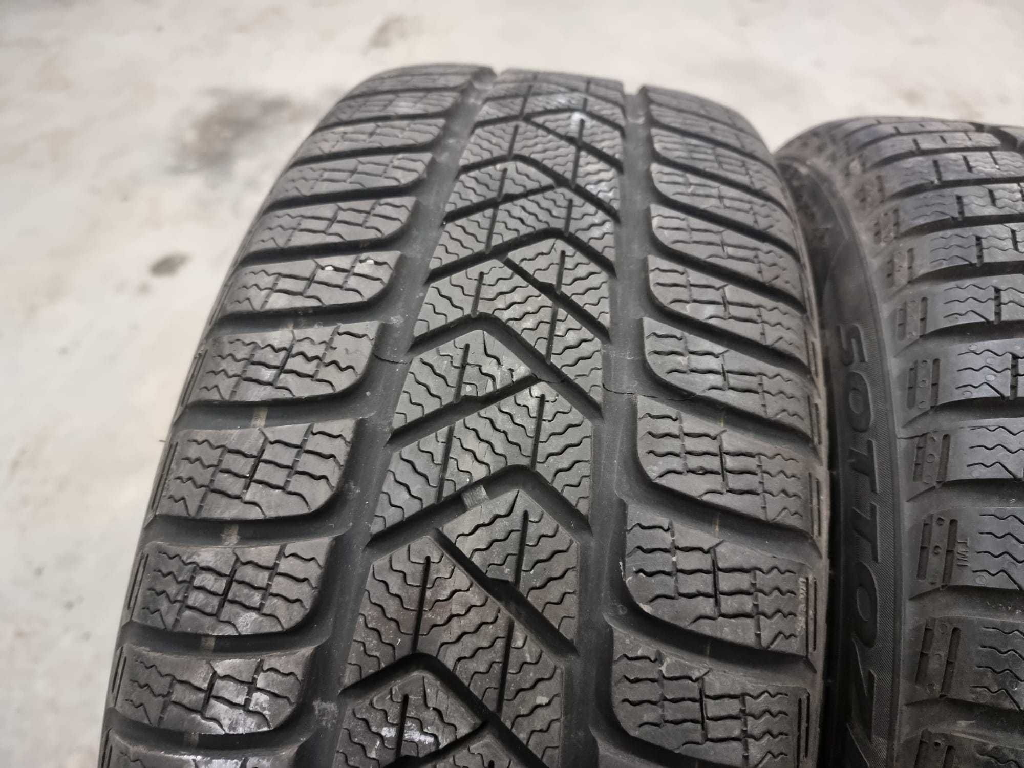 4 Anvelope de IARNA 225.40.18 'Pirelli'; stare foarte buna