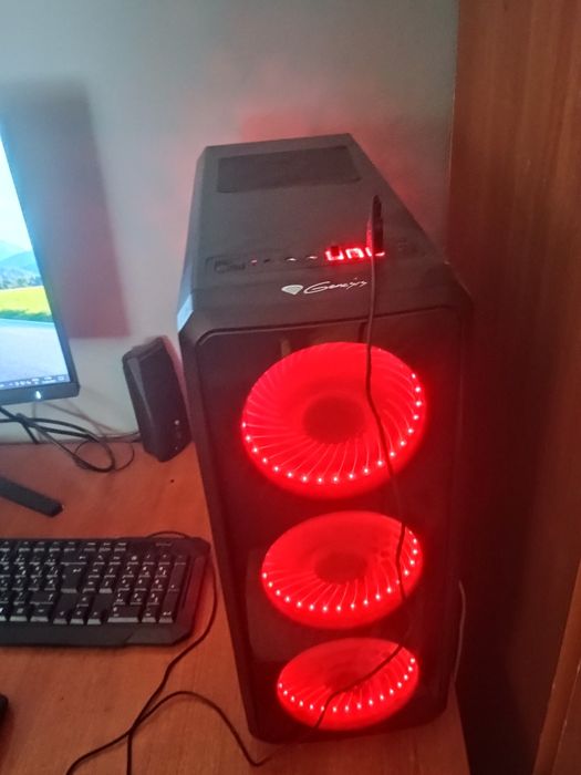 vând PC gaming monitor ca nou mai are 4 ani și jumatate de garantie