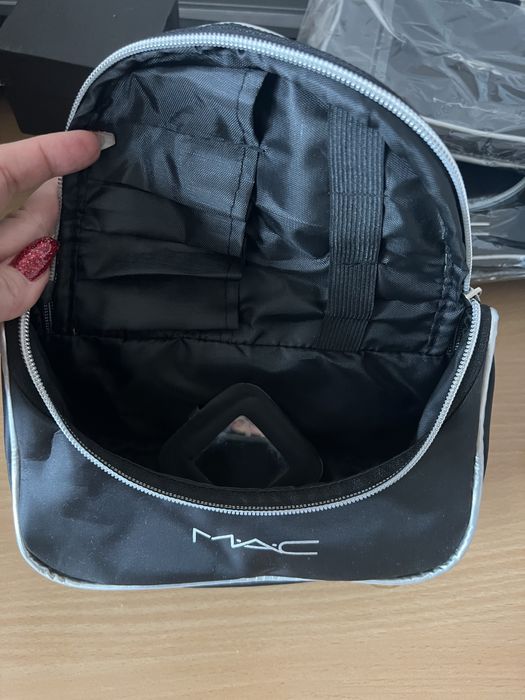 Несесер MAC черен с огледало и разделители за четки