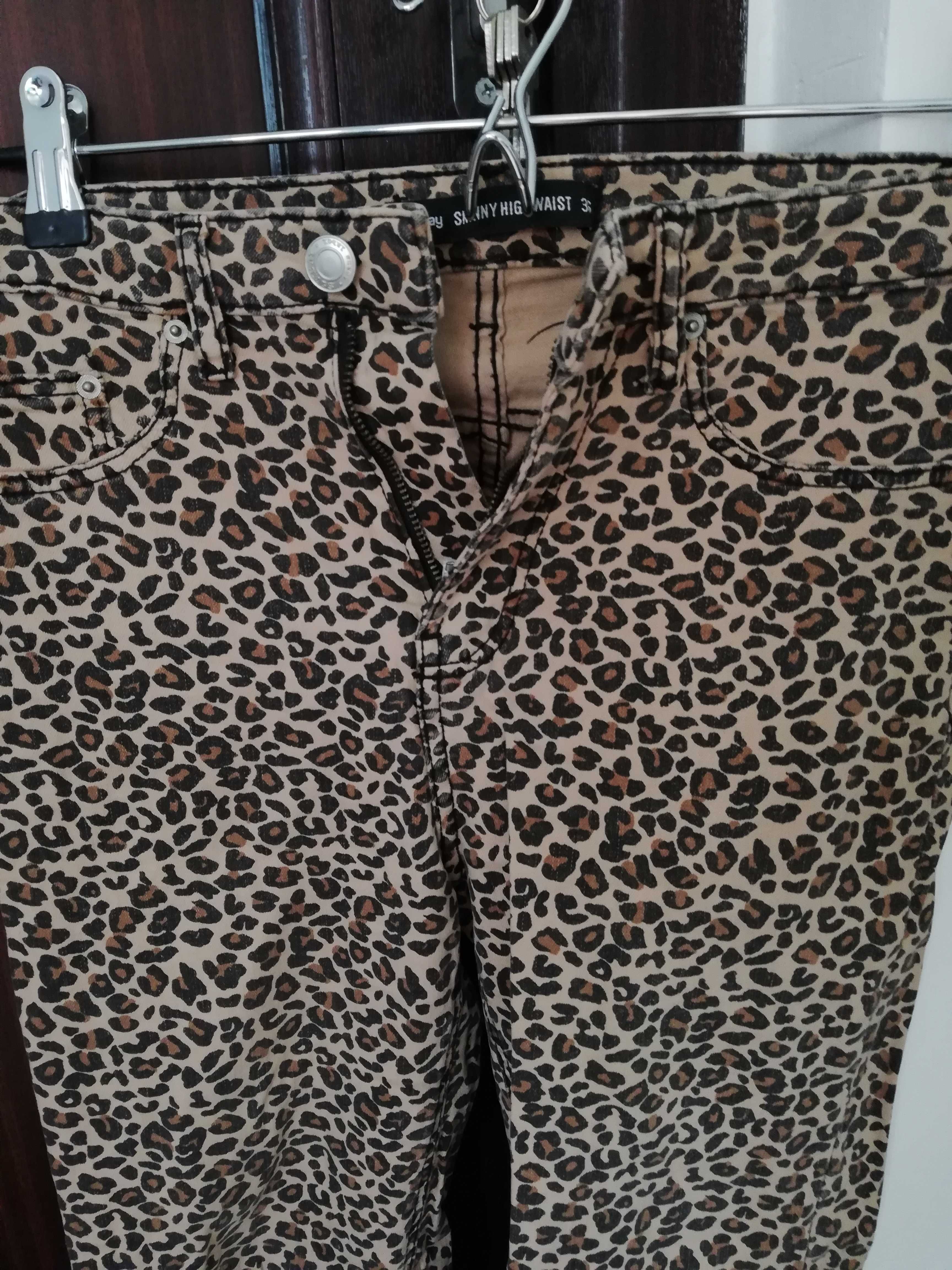 Vând pantaloni noi cu imprimeu leopard